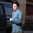 Channing Tatum découvre une contravention sur le pare-brise de sa voiture, alors qu'il sort d'un studio de danse à Los Angeles, le 4 décembre 2014.
