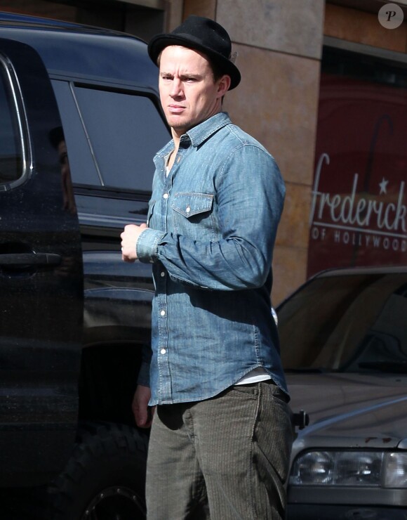 Channing Tatum découvre une contravention sur le pare-brise de sa voiture, alors qu'il sort d'un studio de danse à Los Angeles, le 4 décembre 2014.