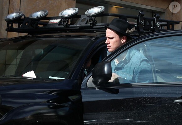 Channing Tatum découvre une contravention sur le pare-brise de sa voiture, alors qu'il sort d'un studio de danse à Los Angeles, le 4 décembre 2014.