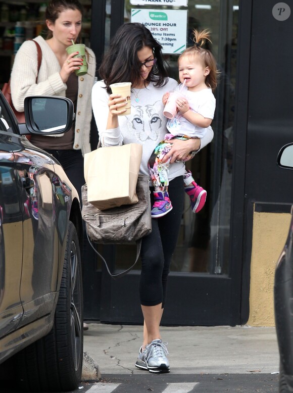 Jenna Dewan achète une boisson avec sa fille Everly à West Hollywood, le 5 décembre 2014.
