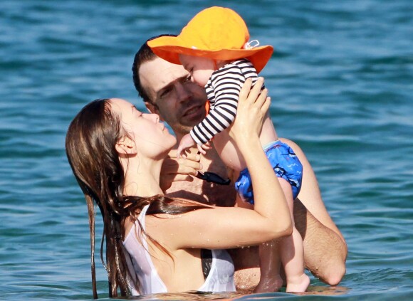 Olivia Wilde, son fiancé Jason Sudeikis et leur fils Otis passent des vacances à Hawaii, le 8 décembre 2014.