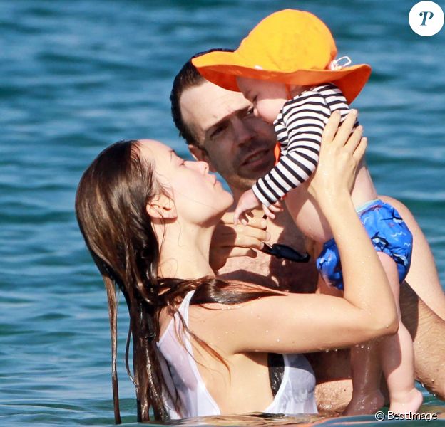 Olivia Wilde, son fiancé Jason Sudeikis et leur fils Otis passent des vacances à Hawaii, le 8 décembre 2014.