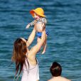 Olivia Wilde, son fiancé Jason Sudeikis et leur fils Otis passent des vacances à Hawaii, le 8 décembre 2014.