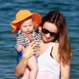 Olivia Wilde tendre maman-poule avec son fils Otis à Hawaii, le 8 décembre 2014.