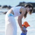 Olivia Wilde tendre maman-poule avec son fils Otis à Hawaii, le 8 décembre 2014.