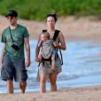 Olivia Wilde et Jason Sudeikis avec leurs Otis se baladent sur la plage à Maui, Hawaii, le 7 décembre 2014.