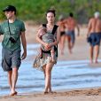 Olivia Wilde et Jason Sudeikis avec leurs Otis se baladent sur la plage à Maui, Hawaii, le 7 décembre 2014.