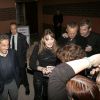 Carla Bruni signent des autographes à la sortie de son concert au Luckman Fine Arts Complex de Los Angeles le 26 avril 2014 sous les yeux de son époux Nicolas Sarkozy