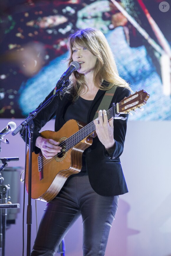 Carla Bruni chante lors du dîner LINK pour AIDES, le 8 décembre, au Palais d'Iéna, à Paris.