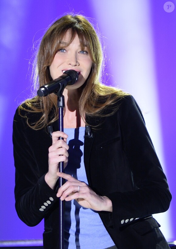 Carla Bruni lors de l'enregistrement de l'émission "Vivement Dimanche" à Paris le 10 décembre 2014. L'émission sera diffusée le 14 décembre 2014.