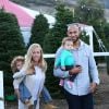 Kendra Wilkinson entourée de ses enfants Hank Baskett Jr. et Alijah avec son époux Hank Baskett le 11 décembre 2014 à Calabasas