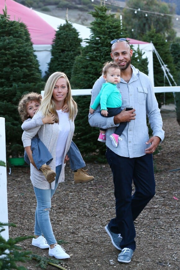 Kendra Wilkinson entourée de ses enfants Hank Baskett Jr. et Alijah avec son époux Hank Baskett le 11 décembre 2014 à Calabasas