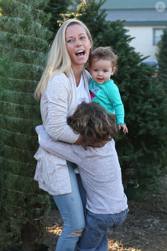 Kendra Wilkinson entourée de ses enfants Hank Baskett Jr. et Alijah le 11 décembre 2014 à Calabasas