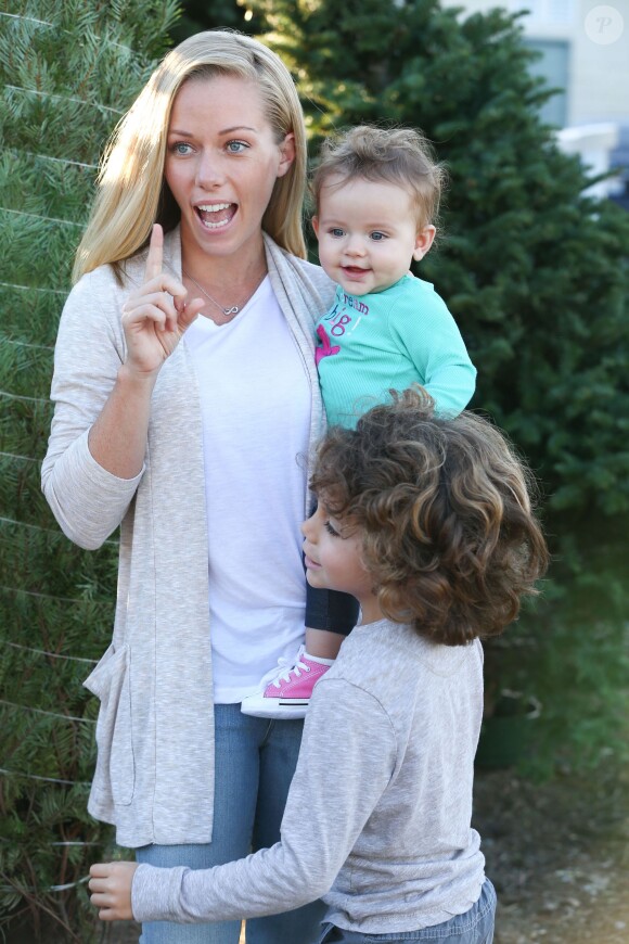 Kendra Wilkinson entourée de ses enfants Hank Baskett Jr. et Alijah le 11 décembre 2014 à Calabasas