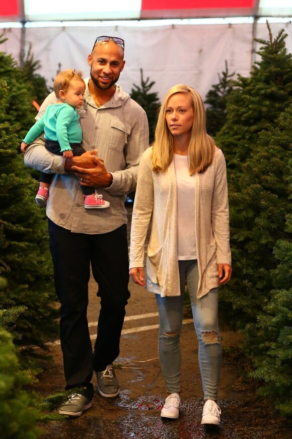 Kendra Wilkinson entourée de ses enfants Hank Baskett Jr. et Alijah avec son époux Hank Baskett le 11 décembre 2014 à Calabasas