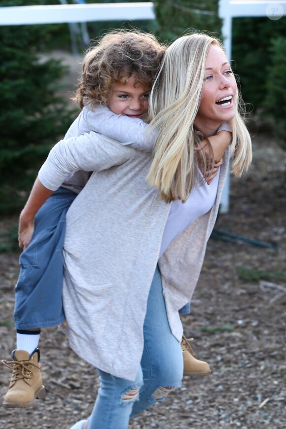 Kendra Wilkinson entourée de ses enfants Hank Baskett Jr. et Alijah le 11 décembre 2014 à Calabasas