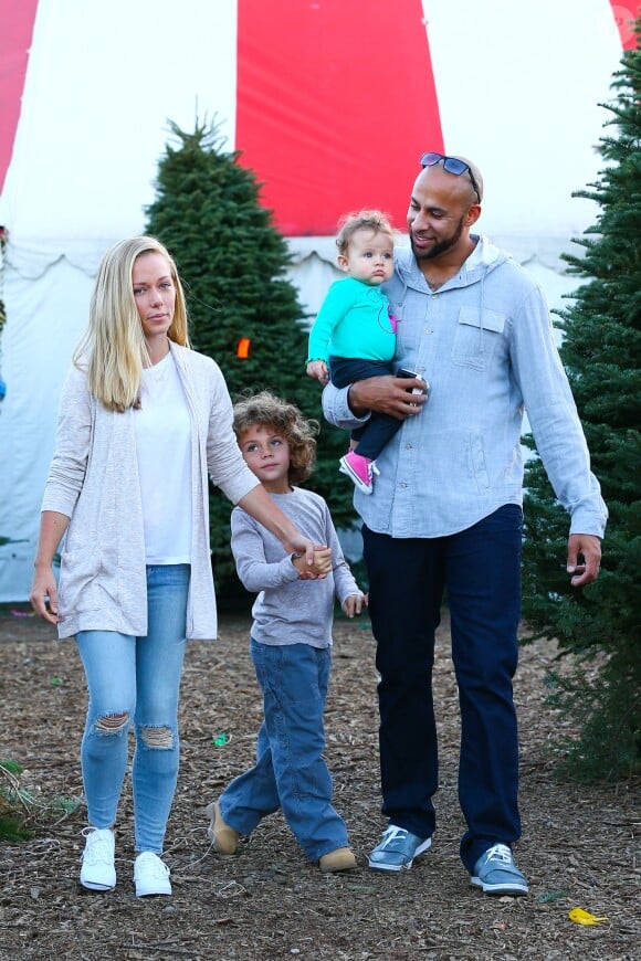 Kendra Wilkinson entourée de ses enfants Hank Baskett Jr. et Alijah avec son époux Hank Baskett le 11 décembre 2014 à Calabasas
