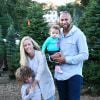 Kendra Wilkinson entourée de ses enfants Hank Baskett Jr. et Alijah avec son époux Hank Baskett le 11 décembre 2014 à Calabasas