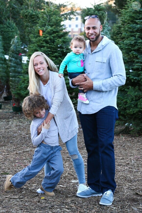 Kendra Wilkinson entourée de ses enfants Hank Baskett Jr. et Alijah avec son époux Hank Baskett le 11 décembre 2014 à Calabasas