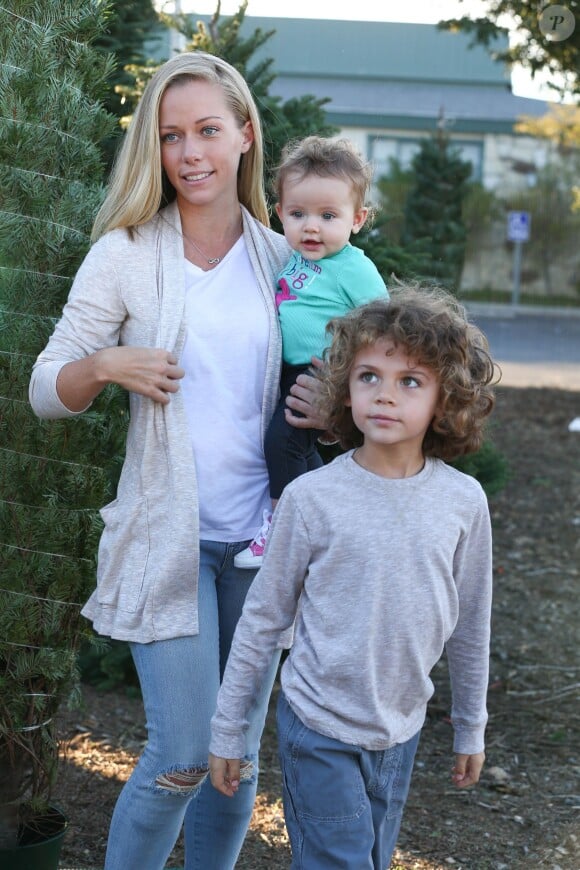 Kendra Wilkinson entourée de ses enfants Hank Baskett Jr. et Alijah le 11 décembre 2014 à Calabasas