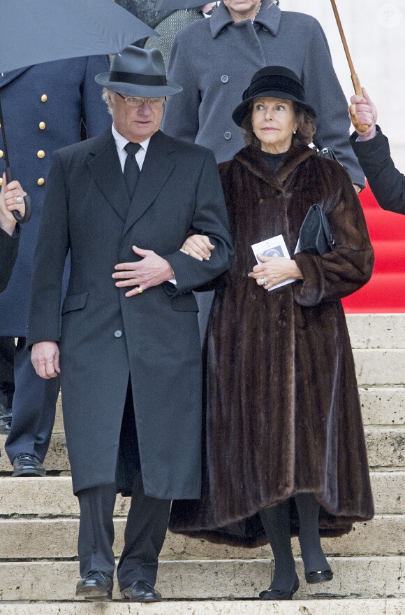 Le roi Carl Gustav et le reine Silvia de Suède - Sorties des obsèques de la reine Fabiola de Belgique en la cathédrale des Saints Michel et Gudule à Bruxelles, le 12 décembre 2014.