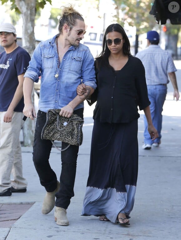 Zoe Saldana enceinte, est allée déjeuner avec son mari Marco Perego à Los Angeles, le 8 novembre 2014.