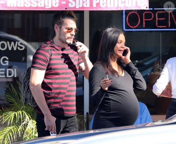 Zoe Saldana, très enceinte, sort d'un salon de manucure avec son mari Marco Perego à Beverly Hills, le 7 novembre 2014.