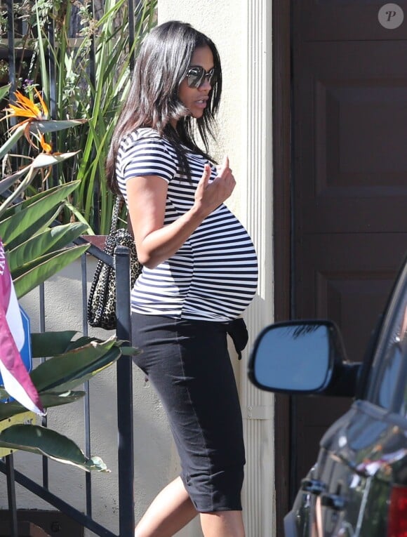 Zoe Saldana, enceinte de jumeaux, va visiter des maisons en compagnie d'un ami à Beverly Hills, le 21 octobre 2014.