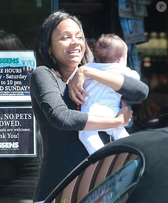 Zoe Saldana enceinte porte la fille de sa soeur Mariel Saldana à Los Feliz, le 23 septembre 2014.