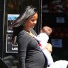Zoe Saldana enceinte porte le bébé de sa soeur Mariel Saldana alors qu'elle fait du shopping à Los Feliz, le 23 septembre 2014.