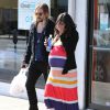Zoe Saldana, très enceinte, et son mari Marco Perego sont allés prendre le petit déjeuner à Los Angeles, le 24 novembre 2014.
