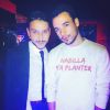 Iliesse (Secret Story 8) prend la pose aux côtés d'un ami qui porte le t-shirt "Nabilla m'a planter". Novembre 2014.
