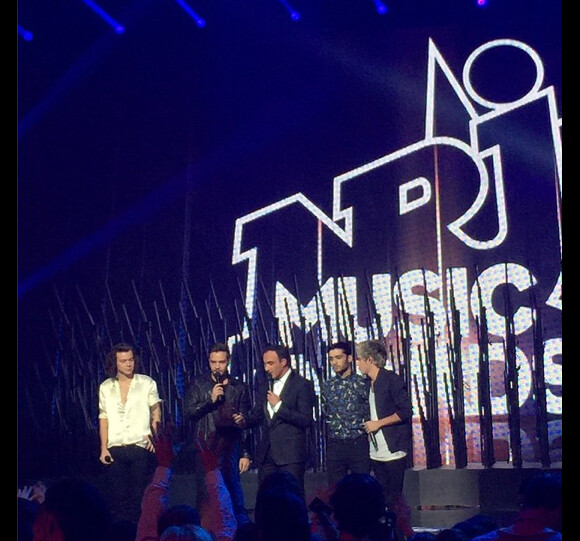 Jade Foret face aux One Direction - Cérémonie des NRJ Music Awards 2014. Le 13 décembre.