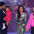 Aishwarya Rai, son mari Abhishek Bachchan et sa fille Aaradhya au concours Miss Monde 2014. A Londres, le 14 décembre 2014.