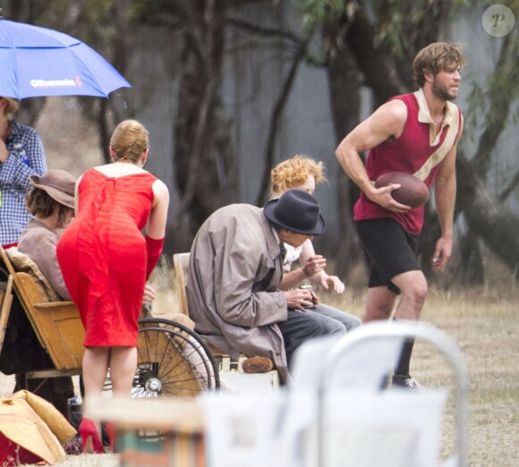 Liam Hemsworth et Kate Winslet sur le tournage de The Dressmaker à Horsham, Australie, le 10 décembre 2014.