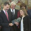 Le roi Felipe VI et la reine Letizia d'Espagne ont reçu en cadeau le 15 décembre 2014 à la Zarzuela, à Madrid, un Goya d'honneur en reconnaissance de leur soutien inconditionnel au cinéma espagnol.