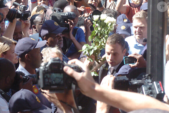 Oscar Pistorius lors de son arrivée au tribunal de Pretoria le 21 octobre 2014, dernier jour de son procès pour le meurtre de Reeva Steenkamp qui l'a vu être condamné à cinq ans de prison