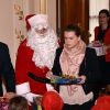 Camille Gottlieb en pleine distribution de cadeau au palais princier de Monaco le 17 décembre 2014. 