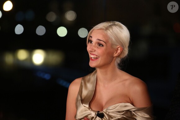 Exclusif - Camille Lou participe à l'enregistrement de l'émission Toute la musique qu'on aime, qui sera diffusée le 1er janvier 2015 à 00h45 sur TF1.