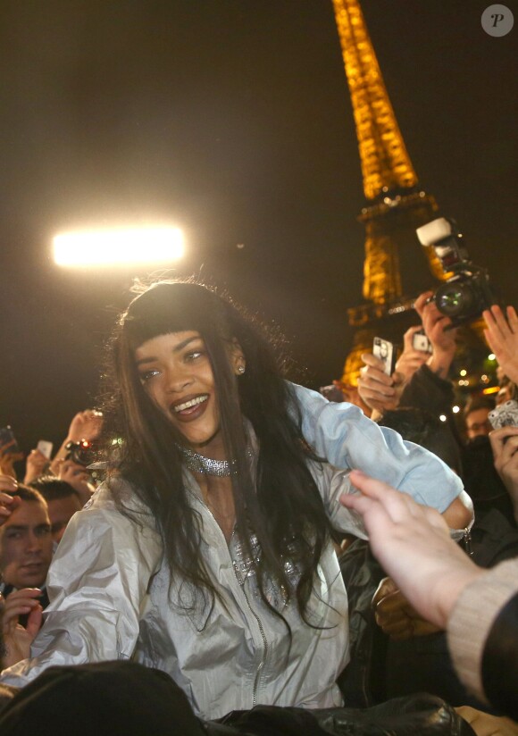 La chanteuse Rihanna a donné rendez-vous à ses fans à 17h15 au Trocadéro à Paris, le 18 décembre 2014, via un message sur twitter pour le tournage de son nouveau clip, extrait de son huitième album, à paraître début 2015.  