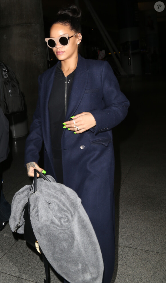 La chanteuse Rihanna arrive à l'aéroport de New York, le 3 décembre 2014.  
