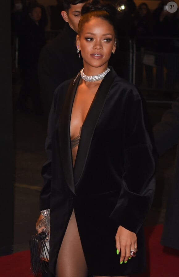 Rihanna arrive à la sortie de la soirée British Fashion Awards 2014 à Londres, le 1er décembre 2014  