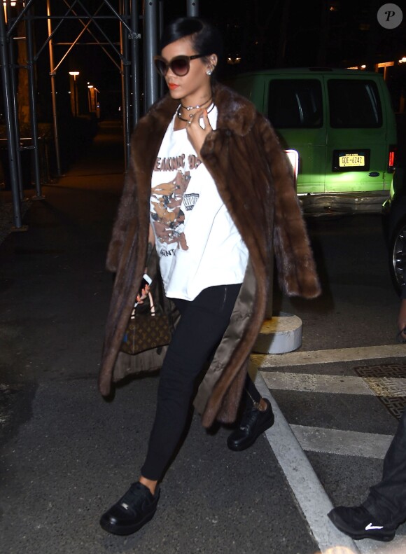 Rihanna (pantalon Isabel Marant, Nike Air Force 1, sac Louis Vuitton, lunettes Italia Independent) est allée chez le dentiste pour un check-up à New York. Le 31 octobre 2014 