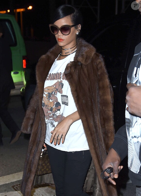 Rihanna ( sac Louis Vuitton, lunettes Italia Independent) est allée chez le dentiste pour un check-up à New York. Le 31 octobre 2014 
