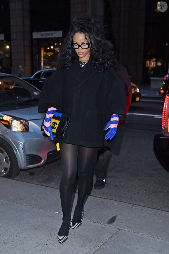 Rihanna, pochette Chanel et gants rayés bleus et jaunes Dior, dans les rues de New York. Le 20 octobre 2014 