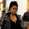 Rihanna (blouson Acne, pochette Saint Laurent) passe la douane et quitte l'aéroport de Miami. La star oublie d'enlever ses chaussures pour passer sous le détecteur. Le 9 octobre 2014 