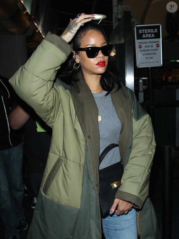 La chanteuse Rihanna arrive à l'aéroport LAX de Los Angeles. Le 27 septembre 2014 