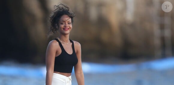 Rihanna en vacances en Méditerrannée avec des amis. La chanteuse quitte un yacht pour aller dîner au restaurant de l'hôtel Eden-Roc à Antibes, le 3 septembre 2014.  