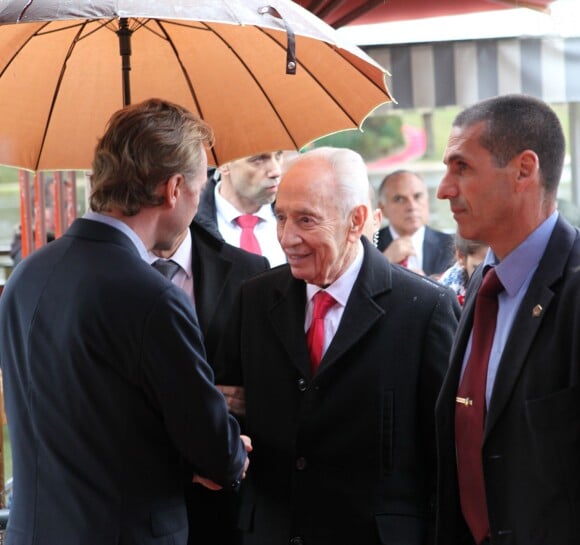 Exclusif - Shimon Peres arrive à l'invitation de l' événement organisé en son honneur par Le Cercle des Médias, à Paris le 17 décembre 2014.