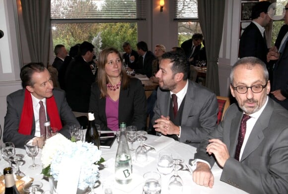 Exclusif - Christophe Barbier (directeur de la rédaction de L'Express) - à gauche - assiste à un événement organisé par Le Cercle des Médias, en présence de Shimon Peres, à Paris le 17 décembre 2014.